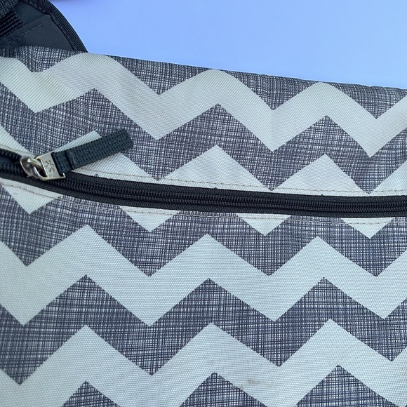 Skip Hop Dash Signature Messenger Diaper Bag Chevron Baby Toddler Kids Travel - Picture 8 of 16